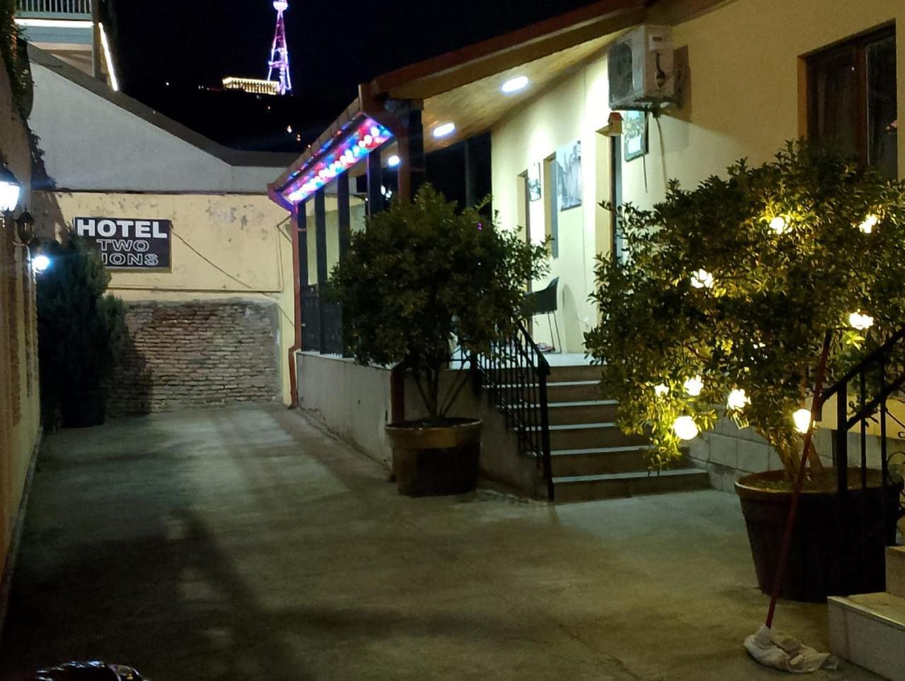 Two Lions Hotel Tiflis Exterior foto