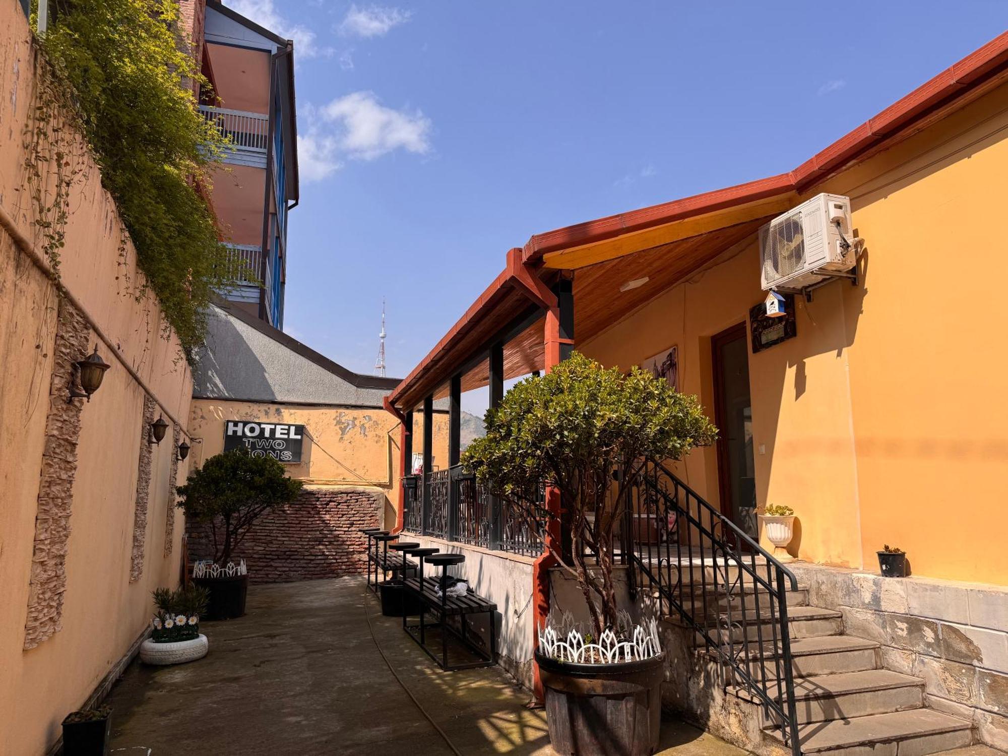 Two Lions Hotel Tiflis Exterior foto